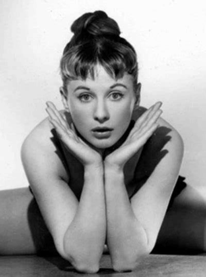 Une ballerine d'une élégance intemporelle exécutant une arabesque parfaite, incarnant la grâce de la danse classique française et la musique de danse classique ballerina